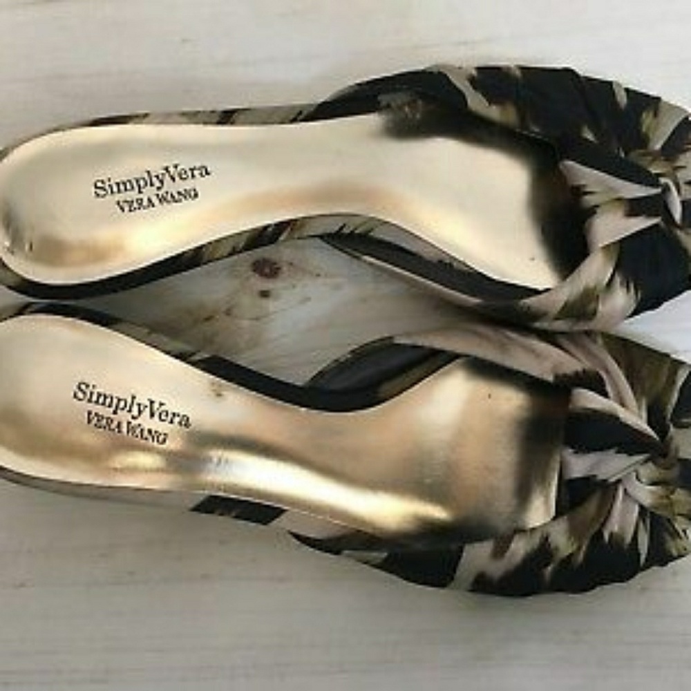 Simply Vera leopard print peep toe low heels